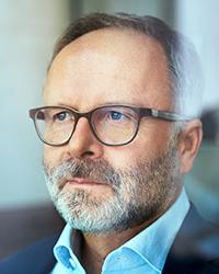 Michael_Schidlack_Portrait_Fenster_TimWulfPhotography Online.jpg