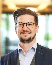 Portrait Herr Holzapfel ONLINE.jpg